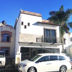 Bonita casa de 3 pisos de privada en venta