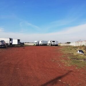 Vendo terreno a pie de carretera, bardeado, 5,500 metros (carretera Irapuato-Abasolo)