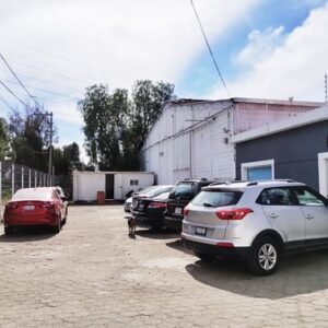 Bodega en renta con acceso a tráiler (con equipo para trabajar acero inoxidable)