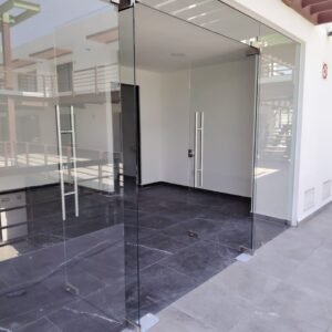SE RENTA CONSULTORIO O LOCAL COMERCIAL EN CENTRO COMERCIAL MAC IRAPUATO.